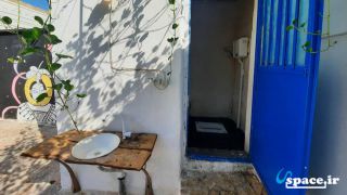 سرویس بهداشتی داخل حیاط اقامتگاه بوم گردی جمبو - جزیره هرمز
